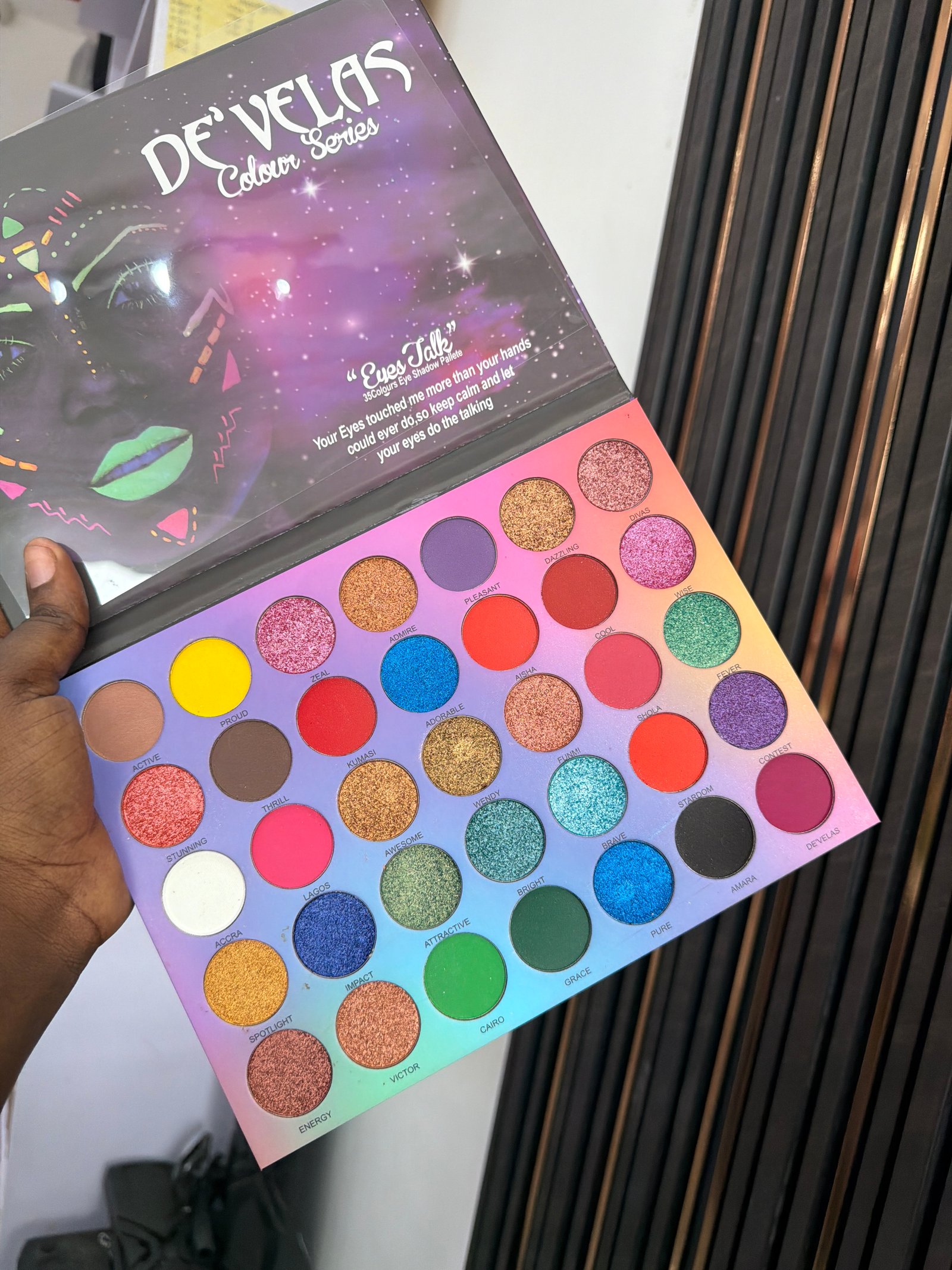 Develas eyeshadow pallet 